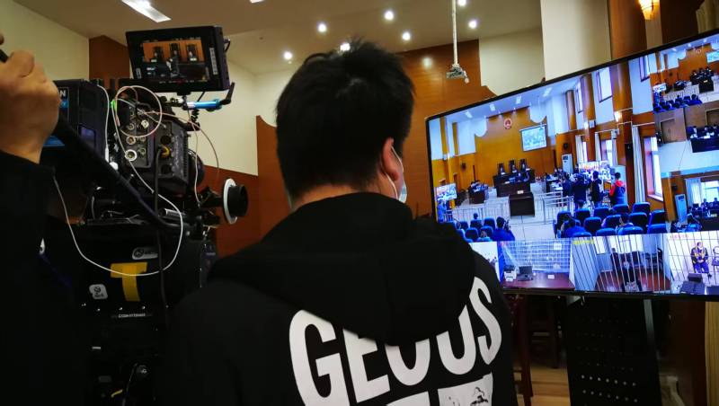 AI生成VS人工创意——廉江市广告片拍摄公司的技术浪漫主义实践